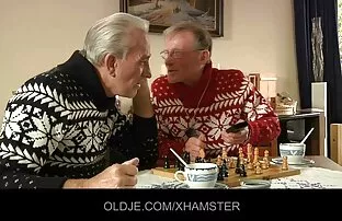 XXX წელი ორშაბათს, მოწევის rooster სტუდენტი არსებობს. ბებერი კაცი