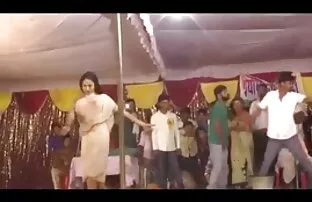XXX დედა იზრუნებს ბამბა ფეხები აქცია გოგონა